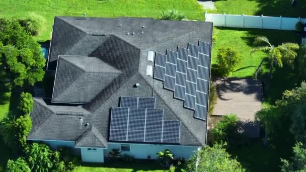 Luftaufnahme Eines Typisch Amerikanischen Hausdachs Mit Blauen Photovoltaik Sonnenkollektoren Zur — Stockvideo