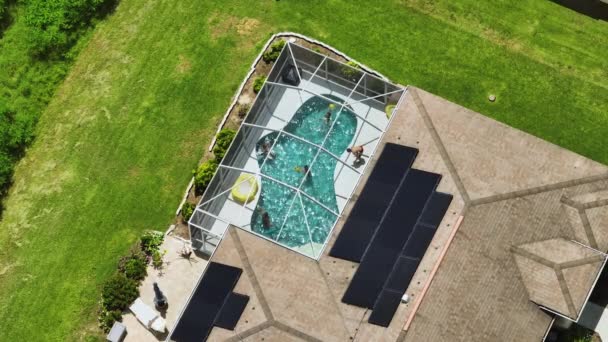 Amerikaans Huis Met Zwembad Familie Hebben Plezier Het Zwembad Water — Stockvideo