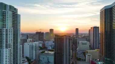 Akşamüstü iş dünyası finans bölgesi olan Amerikan megapolis 'i. Gün batımında ABD 'nin Florida kentindeki Miami Brickell semtindeki beton ve cam gökdelen binalarından görüntü.