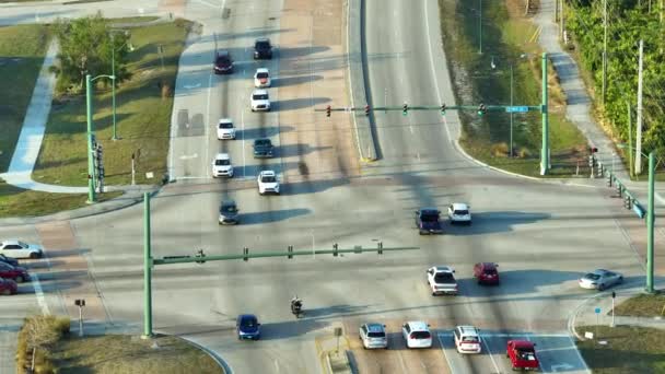 美国的城市交通 美国的城市交通 驾驶车辆与红绿灯交界处的宽阔多车道道路的上方景观 — 图库视频影像