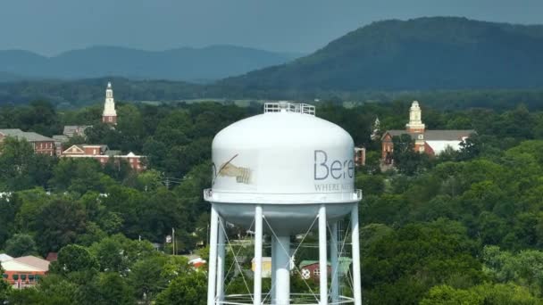 古い町 ケンタッキー州ブレアのアメリカの水塔は 芸術が生きているロゴが付いています 歴史的な大学のキャンパスビル アメリカの小さな町建築 アメリカ合衆国マディソン郡の旧市街 — ストック動画