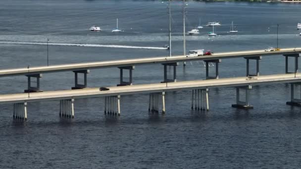 Barron Collier Bridge Gilchrist Bridge Florida Con Tráfico Movimiento Infraestructura — Vídeos de Stock