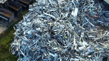 Ian kasırgası Florida 'yı kasıp kavurduktan sonra harap olmuş evlerin alüminyum metal kaplamaları için yalvardı. Mobil evlerin kırık parçalarının geri dönüşümü.