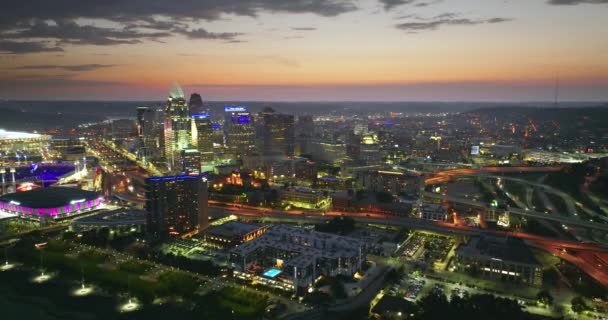 シンシナティ オハイオ州のダウンタウン地区にある明るく照らされた高層ビル 夜のビジネス金融地区を持つアメリカのメガポリス — ストック動画