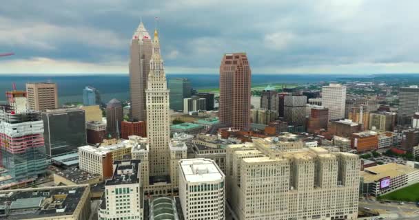 俄亥俄州克利夫兰从上面看美国大城市商业区的高层办公大楼 拥有商业金融区的美国大都市 — 图库视频影像
