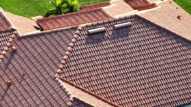 Seramik kiremitlerle kaplı bir çatı kapağı. Binanın döşeme kaplaması.