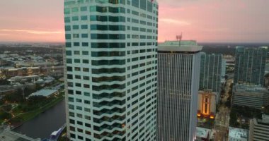 Tampa 'nın şehir merkezi, Florida, ABD. Modern Amerikan megapolis 'indeki parlak gökdelen binalarıyla gökdelenler..