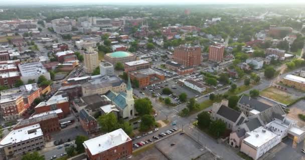 歴史的なアメリカの都市建築 メイコン ジョージア州ビブ郡の旧市街 上からの通りや建物 — ストック動画