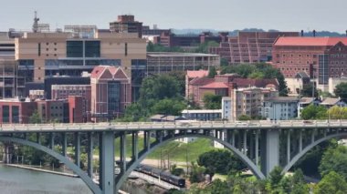 Knoxville, Tennessee. Tennessee Üniversitesi kampüs tarihi binalarının yukarıdan görünüşü. Amerikan kamu eğitimi ve araştırması