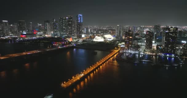Miami Brickell Florida Paisaje Nocturno Edificios Rascacielos Brillantes Iluminados Centro — Vídeo de stock
