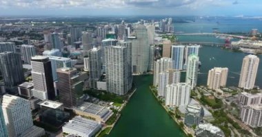 Miami Brickell, Florida, ABD. Şehir merkezindeki beton ve cam gökdelen binaların yukarıdan görüntüsü. Güneşli bir günde iş dünyasının finans bölgesiyle Amerikan megapolis 'i.
