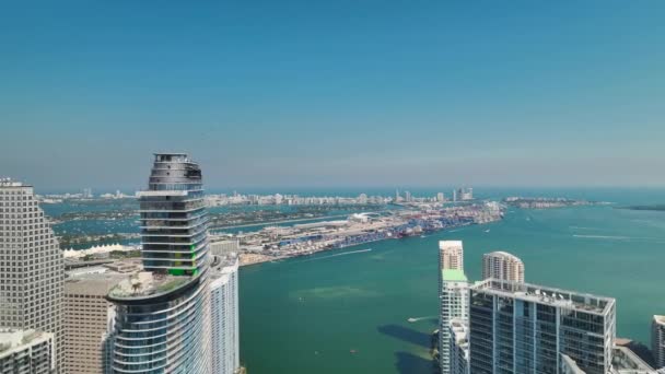 米国フロリダ州マイアミ市 アメリカのダウンタウンの住宅地の空中ビュー 現代の米国メガポリスの高商業ビルや住宅超高層ビル — ストック動画