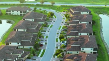 Florida 'nın banliyö bölgesinde yeni apartman daireleri. Sakin bir mahallede aile evleri. Amerikan banliyölerinde gayrimenkul geliştirme.