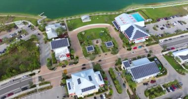 Florida ticari binalarının güneş çatılarındaki fotovoltaik paneller temiz ekolojik elektrik enerjisi üretmek için. Sıfır emisyon kavramı ile yenilenebilir elektrik.
