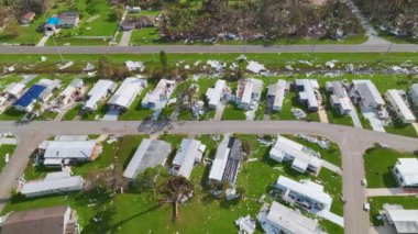 Florida gezici ev bölgesinde Ian kasırgasından sonra ciddi hasar görmüş evler. Doğal afetin sonuçları..