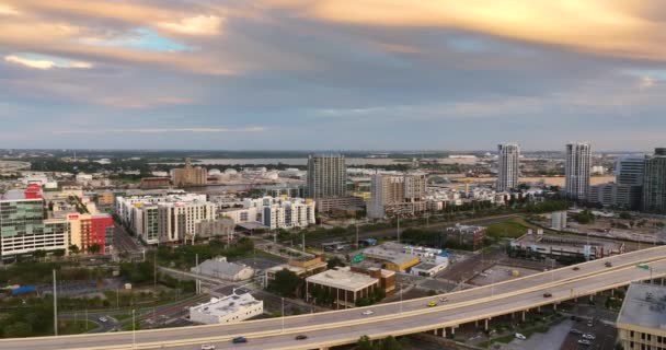 Tampa Cidade Flórida Com Trânsito Rodoviário Brilhantemente Iluminado Edifícios Arranha — Vídeo de Stock