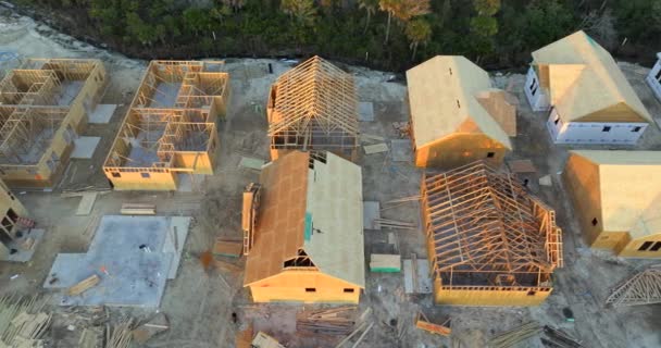 Molduras Inacabadas Casas Baratas Com Vigas Telhado Madeira Construção Desenvolvimento — Vídeo de Stock