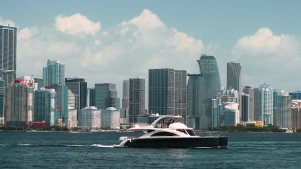 Stadslandskap Centrala Miami Brickell Med Segelmotorbåtar Florida Usa Skyline Med — Stockvideo