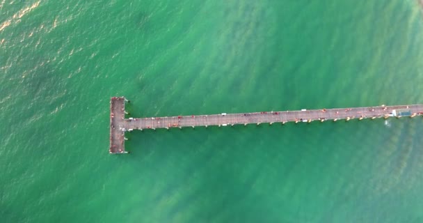 ヴェネツィア フロリダ 釣り桟橋で休暇を楽しむ多くの観光客の空中ビュー シーサイドサマーアクティビティ — ストック動画