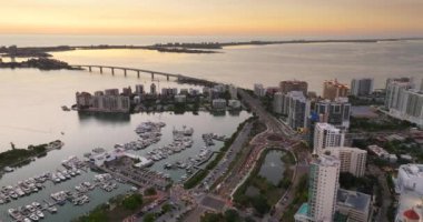Sarasota şehri, Florida. Liman koyunda yatları ve liman kenarındaki yüksek binaları var. ABD 'de konut ve ulaşımın geliştirilmesi.