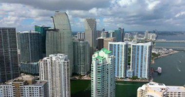 Florida, ABD 'de Miami Brickell' in şehir merkezindeki ofis manzarası. Modern Amerikan megapolis 'indeki yüksek ticari ve meskun gökdelen binaları