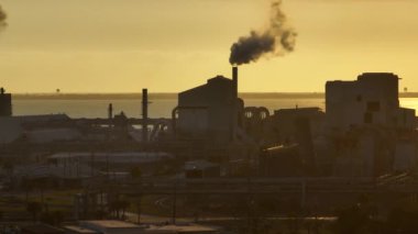 Fosfatları işlemek ve işlemek için fabrikanın havadan görünüşü. Tampa, Florida 'daki Mozaik Riverview Tesisi. Kimyasal fosforik asit üretim tesisi.