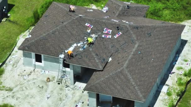 Professionelle Handwerker Veredeln Private Hausdächer Mit Asphaltschindeln Haus Bau Florida — Stockvideo
