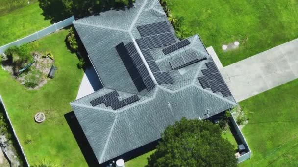 Techo Edificio Americano Con Filas Paneles Fotovoltaicos Solares Azules Para — Vídeos de Stock