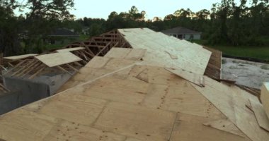 Yeni ev inşaatında çatı inşaatı. Florida 'nın banliyö bölgesinde yerleşim yerinin tamamlanmamış kontrplak çatısı. Konut geliştirme kavramı.