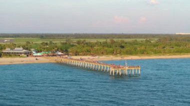 Turistler Florida 'daki Venice balıkçı iskelesinde tatilin tadını çıkarıyorlar. Deniz kenarındaki yaz etkinlikleri.