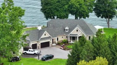 New York, Rochester 'daki göl kenar mahallelerinde özel bir ev. Büyük arka bahçesi ve yaz mevsiminde yeşil çimenleri olan lüks bir banliyö evi..