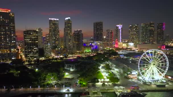 Skyviews Miami Pozorovací Kolo Bayside Marketplace Odrazy Biscayne Bay Vody — Stock video