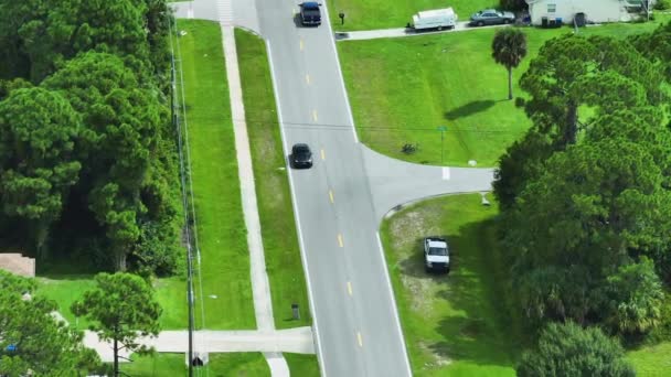 Amerikan Küçük Kasabasında Araba Kullanan Banliyö Sokak Trafiği Florida Banliyöleri — Stok video