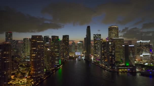 美国佛罗里达州迈阿密Brickell市区 现代美国中城高耸的摩天大楼灯火辉煌 — 图库视频影像