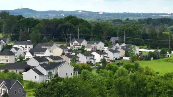 低密度 夏季には大きなサイズと緑の芝生を持つ2つの物語のプライベートハウス ニューヨーク州ロチェスター郊外の高級郊外の郊外の農村住宅 — ストック動画