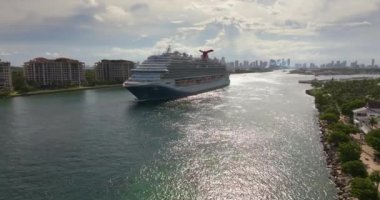 ABD seyahat rotası. Limandan ayrılan okyanus gemisiyle Miami ufuk çizgisi. Tatil konsepti.
