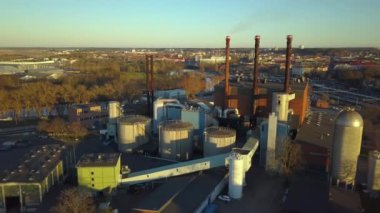 İsveç Linkoping 'de geri dönüşümlü kaynaklarla çalışan sürdürülebilir elektrik ve ısı santrali. Yeniden kullanılan atıklardan elektrik üretimi.