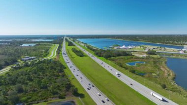 Hızlı hareket eden kamyonları ve arabaları olan yoğun bir Amerikan otoyolu. Eyaletler arası ulaşım kavramı.