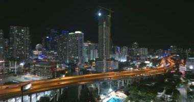 Miami City, Florida 'da gece yarısı hızlı araba ve kamyonlarla Amerikan otoyolu kavşağı. ABD ulaşım altyapısının üstünden görüntüle.