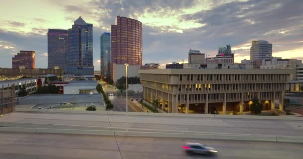 Tampa Florida Tráfego Carros Dirigindo Estradas Largas Arranha Céus Altos — Vídeo de Stock