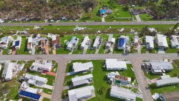 フロリダ州の住宅地のハリケーン後にモバイルホームがひどく損傷した 自然災害の影響 — ストック動画