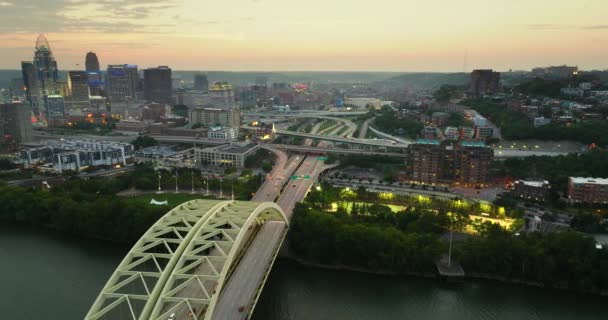 Cincinnati Ohio Daniel Carter Sakallı Ohio Şehir Merkezinde Otoyol Trafiği — Stok video