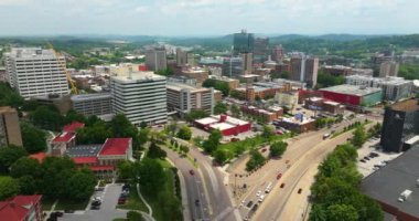 Knoxville Tennessee şehir merkezindeki şehir mimarisi. Yüksek binaları olan panoramik iş bölgesi manzarası.
