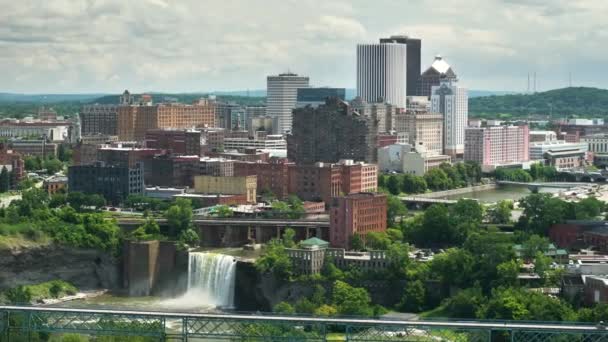 罗切斯特市景观与高瀑布在根尼西河 纽约北部城市景观与东北历史建筑 — 图库视频影像