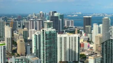 Florida, ABD 'deki Miami Brickell şehir merkezi. Modern Amerikan megapolis 'inde yüksek gökdelen binaları olan gökyüzü çizgisi.
