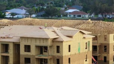 Yeni banliyö bölgesinde işçilerin çalıştığı ahşap apartmanlar yapım aşamasında. Florida 'nın banliyölerinde konut geliştirme. ABD 'de emlak piyasası.