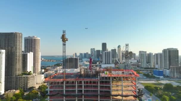 Turmdrehkräne Auf Einer Hochhausbaustelle Immobilienentwicklung Stadtgebiet Von Miami — Stockvideo