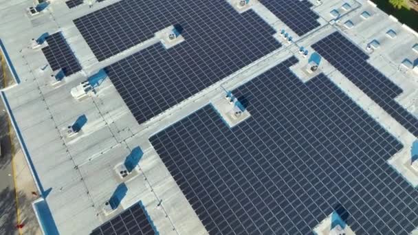 전기를 생산하기위한 산업용 지붕에 파란색 가능한 에너지 개념의 — 비디오
