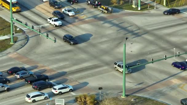 美国的城市交通 在宽阔的道路上 车辆在交通信号灯的交叉口行驶 俯瞰全景 从上方出发的美国城镇交通 — 图库视频影像