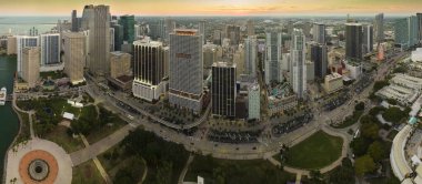 Florida, ABD 'de Miami Brickell şehir merkezinin akşam manzarası. Modern Amerikan megapolis 'inde yüksek gökdelen binaları olan gökyüzü çizgisi.